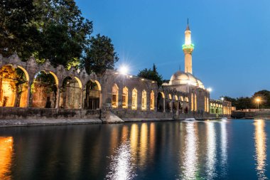 Sanliurfa 'daki Balikligol (İbrahim Havuzu) ve Rzvaniye Camii' nin gece manzarası.