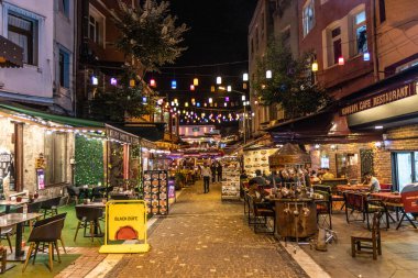 İSTANBUL, TURKEY - 17 Eylül 2022: İstanbul, Türkiye 'de Kumkapi' deki Restoranlar