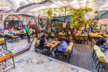 SANLIURFA, TURKEY - 22 Eylül 2022: Gumruk Hani 'deki Restoranlar (Gümrük Hanı) Şanlıurfa, Türkiye' deki pazarın avlusu