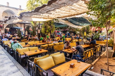 SANLIURFA, TURKEY - 22 Eylül 2022: Gumruk Hani 'deki Restoranlar (Gümrük Hanı) Şanlıurfa, Türkiye' deki pazarın avlusu