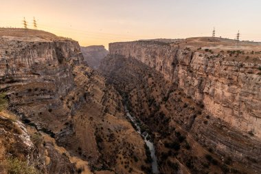 Irak Kürdistan Bölgesi 'ndeki Rawandiz (ayrıca Rawanduz) nehir kanyonunun akşam manzarası