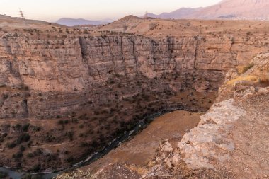 Irak Kürdistan Bölgesi 'ndeki Rawandiz (ayrıca Rawanduz) nehir kanyonunun akşam manzarası