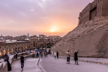 ERBIL, IRAQ - 9 Ekim 2022: Irak Kürdistan Bölgesi, Erbil 'deki Erbil Kalesi' ne giden bir yoldan gün batımı