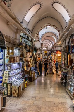 İSTANBUL, TURKEY - 19 Eylül 2022: İstanbul, Türkiye 'de Büyük Pazar (Kapali Carsi)