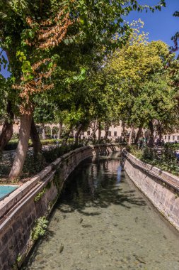 Türkiye 'nin Sanliurfa kentindeki Golbasi Parkı' ndaki su kanalı