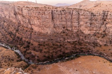 Irak 'ın Kürdistan Bölgesi' nde Rawandiz (Rawanduz) nehir geçidi akşam manzarası