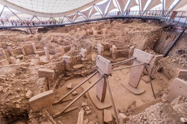 GOBEKLI TEPE, TURKEY - 22 Eylül 2022: Göbekli Tepe arkeoloji sahasının manzarası, Türkiye