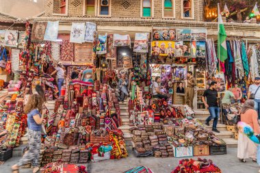ERBIL, IRAQ - 7 Ekim 2022: Irak 'ın Kürdistan Bölgesi, Erbil' deki Bakhi Shar (Şehir Parkı) Halı Mağazaları
