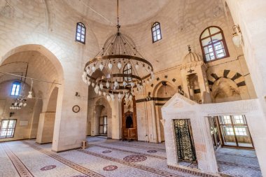 MARDIN, TURKEY - 26 Eylül 2022: Mardin, Türkiye 'deki Latifiye Camii' nin Namaz Salonu