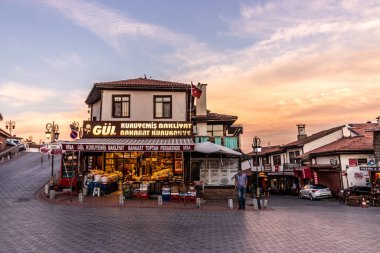 ANKARA, TURKEY - 20 Eylül 2022: Ankara, Türkiye 'deki antik Kale Mahallesi Akşam Görüşü