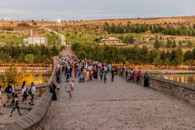 DİYARBAKIR, TURKEY - 24 Eylül 2022: Diyarbakır yakınlarındaki Dicle Nehri üzerinden Dicle Köprüsü 'nü geçen insanlar