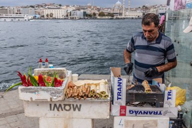 İSTANBUL, TURKEY - 18 Eylül 2022: İstanbul, Türkiye 'de Galata köprüsü yakınlarında balık sandviç satıcısı