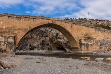 Türkiye 'de Severan (Cendere) Roma Köprüsü manzarası