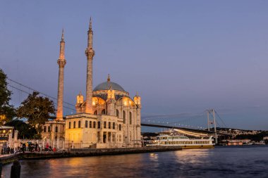 İstanbul, Türkiye 'deki Ortakoy Camii' nde akşam