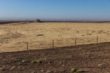 Türkiye ile Suriye arasında sınır duvarı, makine kutusu ve çit