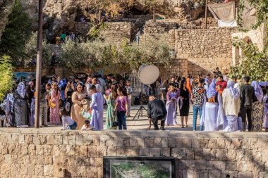 LALISH, IRAQ - 30 Eylül 2022: Lalish Tapınağı kompleksi, Irak Kürdistan Bölgesi 'nde Cuma kutlamaları sırasında Yezidi halkı