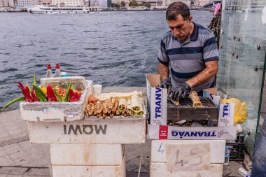 İSTANBUL, TURKEY - 18 Eylül 2022: İstanbul, Türkiye 'de Galata köprüsü yakınlarında balık sandviç satıcısı