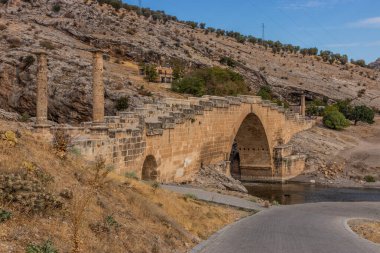 Türkiye 'de Severan (Cendere) Roma Köprüsü manzarası