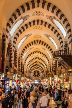 İSTANBUL, TURKEY - 18 Eylül 2022: İstanbul, Türkiye 'de Spice (Mısır) pazarına bakış