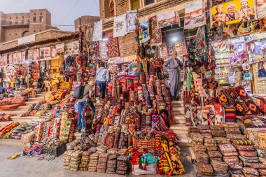 ERBIL, IRAQ - 7 Ekim 2022: Irak 'ın Kürdistan Bölgesi, Erbil' deki Bakhi Shar (Şehir Parkı) Halı Mağazaları