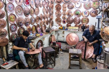 SANLIURFA, TÜRKEYE - 22 Eylül 2022: Şanlıurfa, Türkiye 'deki pazarda bakır atölyesi