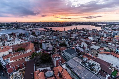 Türkiye 'nin İstanbul kentinde Haliç' in günbatımı hava manzarası
