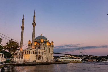 Türkiye 'nin İstanbul kentindeki Ortakoy Camii' nde günbatımı