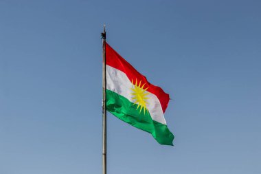 Irak Kürdistan Bölgesi Koy Sanjaq kasabası üzerinde Kürdistan bayrağı