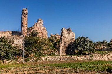 Türkiye 'nin İstanbul kentindeki Theodosian Toprak Duvarları' nın çökmekte olan bölümü