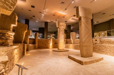 SANLIURFA, TURKEY - 22 Eylül 2022: Sanliurfa Arkeoloji Müzesi 'nde Göbekli Tepe modeli