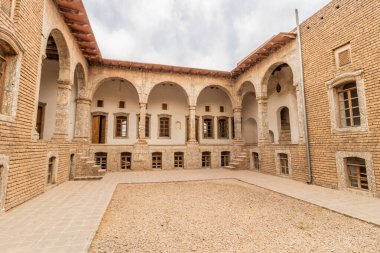 Irak 'ın Kürdistan Bölgesi, Erbil' deki Erbil Kalesi 'nde yenilenmiş bir evin avlusu