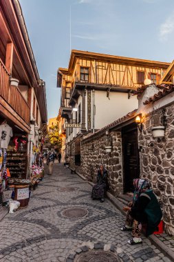 ANKARA, TURKEY - 20 Eylül 2022: Ankara, Türkiye 'deki antik Kale Mahallesi' nde Sokak