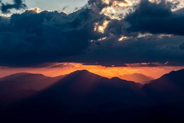 Türkiye 'nin Nemrut Dağı zirvesinden gün batımının görüntüsü