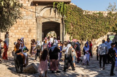 LALISH, IRAQ - 30 Eylül 2022: Lalish Tapınağı kompleksi, Irak Kürdistan Bölgesi 'nde Cuma kutlamaları sırasında Yezidi halkı