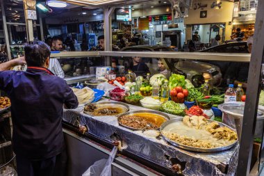 SULAYMANIYAH, IRAQ - 5 Ekim 2022: Irak Kürdistan Bölgesi, Sulaymaniyah (Slemani) şehir merkezinde sokak yemekleri tezgahı
