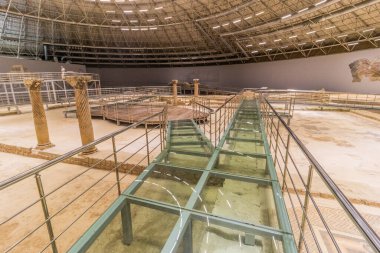 SANLIURFA, TURKEY - 22 Eylül 2022: Şanlıurfa, Türkiye 'deki Haleplibahce Mozaik Müzesi