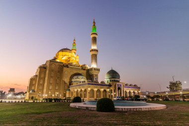 Erbil 'deki Jalil Khayat Camii' nin gece görüşü (Hawler), Irak Kürdistan Bölgesi