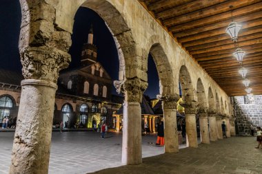 DİYARBAKIR, TURKEY - 25 Eylül 2022: Diyarbakır Büyük Camii 'nin avlusunun akşam manzarası