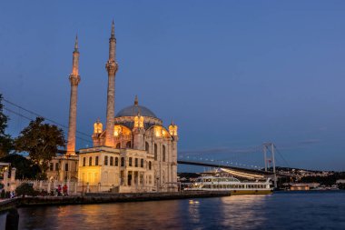 İstanbul, Türkiye 'deki Ortakoy Camii' nde akşam