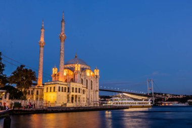 İstanbul, Türkiye 'deki Ortakoy Camii' nde akşam