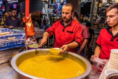 SULAYMANIYAH, IRAQ - 6 Ekim 2022: Irak Kürdistan Bölgesi, Sulaymaniyah (Slemani) şehir merkezinde Haleem güveç tezgahı