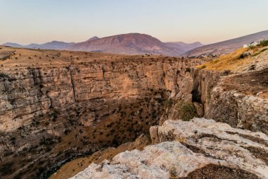 Irak 'ın Kürdistan Bölgesi' nde Rawandiz (Rawanduz) nehir geçidi akşam manzarası