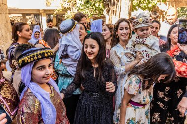 LALISH, IRAQ - 30 Eylül 2022: Lalish Tapınak Kompleksi, Irak Kürdistan Bölgesi 'nde düzenlenen vaftiz töreninden sonra bebekler