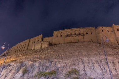 Irak Kürdistan 'ın Erbil (Hawler) antik kalesinin gece manzarası