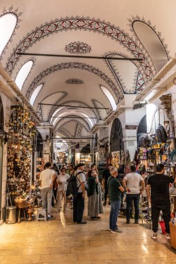İSTANBUL, TURKEY - 19 Eylül 2022: İstanbul, Türkiye 'de Büyük Pazar (Kapali Carsi)