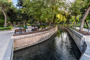 SANLIURFA, TURKEY - 22 Eylül 2022: Şanlıurfa 'daki Golbasi Parkı' nda su kanalı