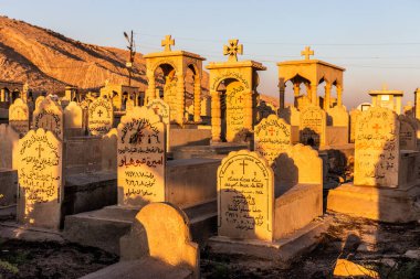 ALQOSH, IRAQ - SEPTEMBER 28, 2022: Irak Kürdistan Bölgesi Alqosh köyündeki mezarlık