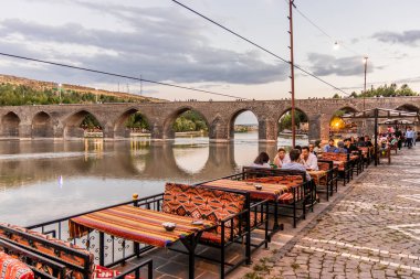DIYARBAKIR, TURKEY - 24 Eylül 2022: Diyarbakır yakınlarındaki Dicle Köprüsü ve Yerel Restoran