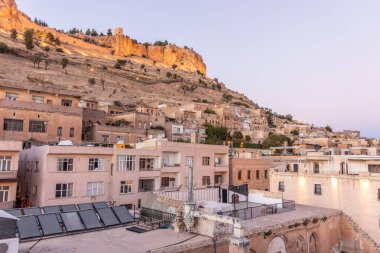 Türkiye 'nin Mardin kentinin akşam manzarası