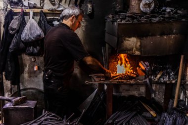 SANLIURFA, TURKEY - 22 EYLÜL 2022: Şanlıurfa, Türkiye 'de Demircilik Atölyesi